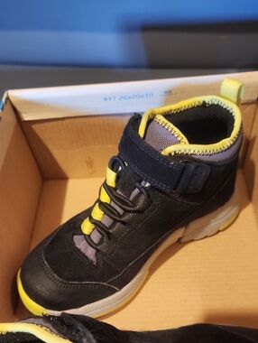 Nwot Sz 10M Clarks Tri Hi GTX INF Kids Black High-Top Sneaker Boot W/ Goretex